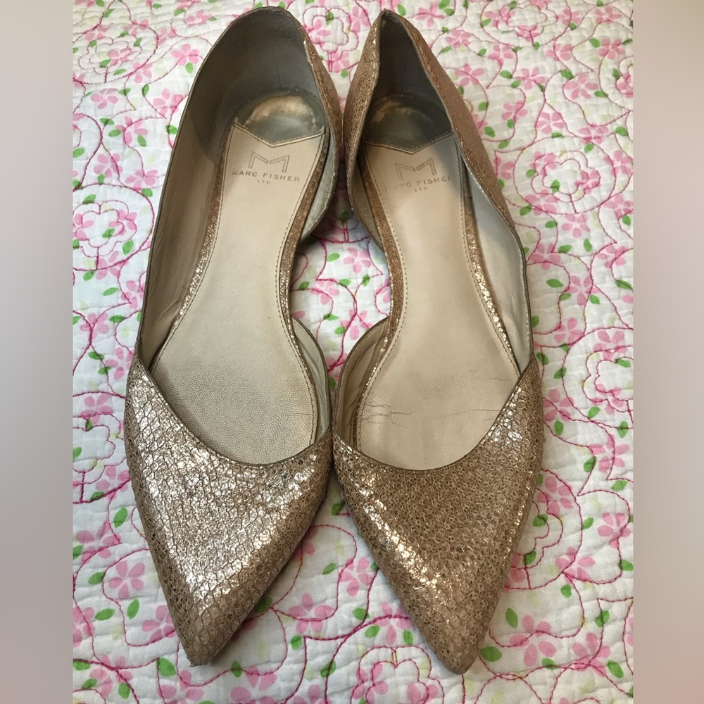 Marc Fisher “Sunny” flats in gold size 8